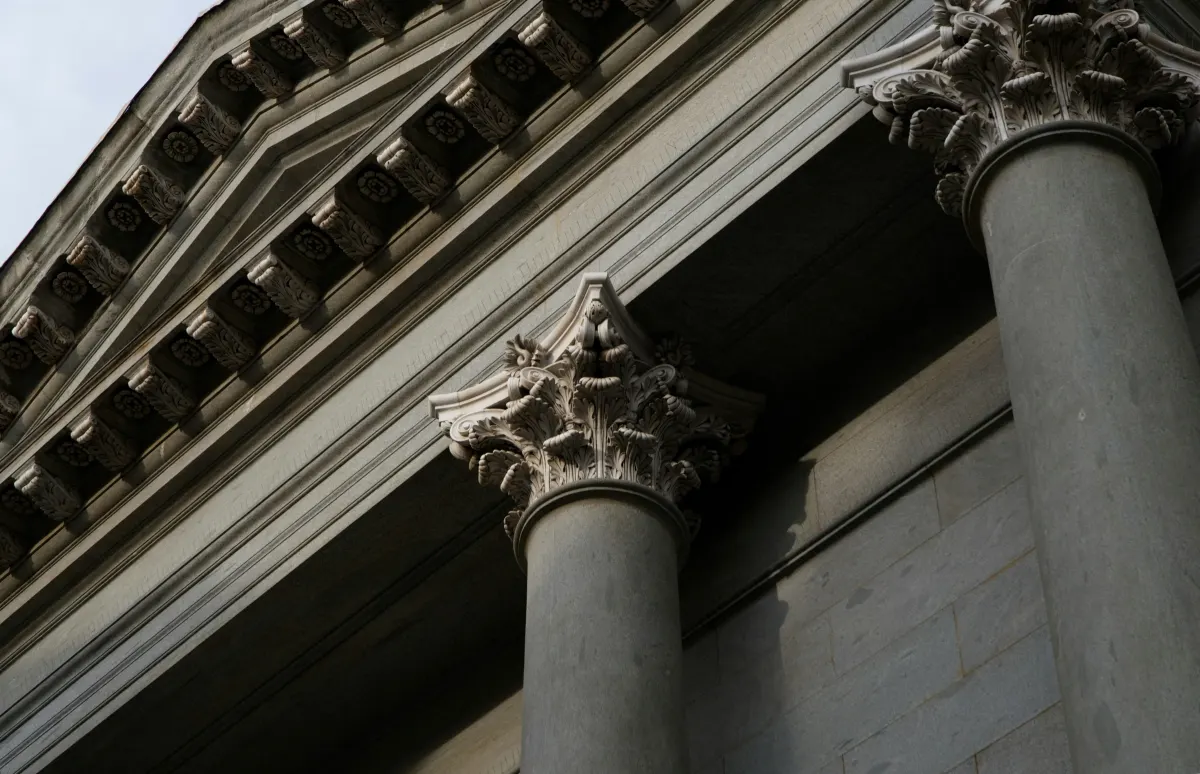 Detalhe de colunas e fachada arquitetônica